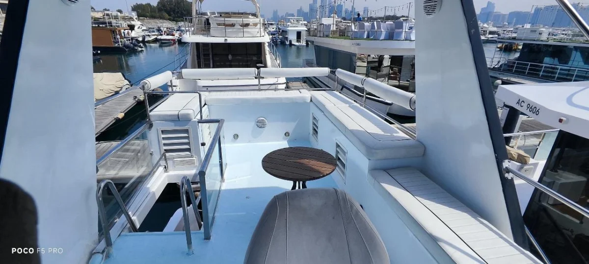 YACHT