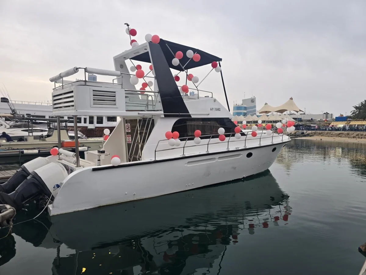 YACHT
