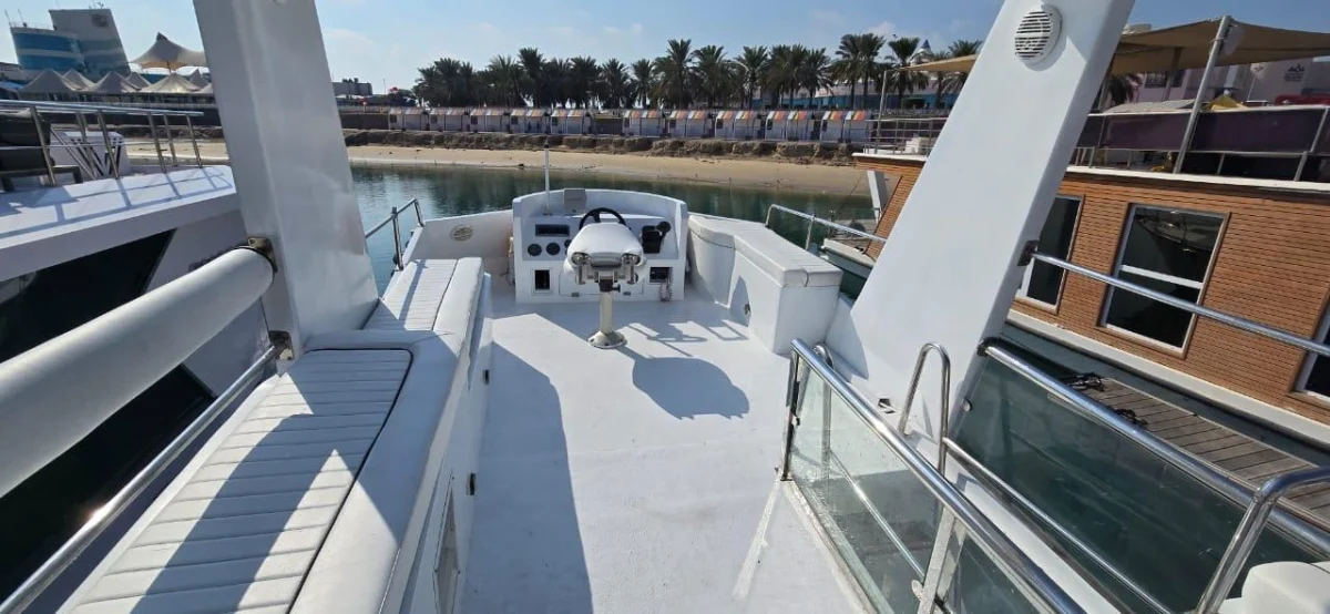 YACHT