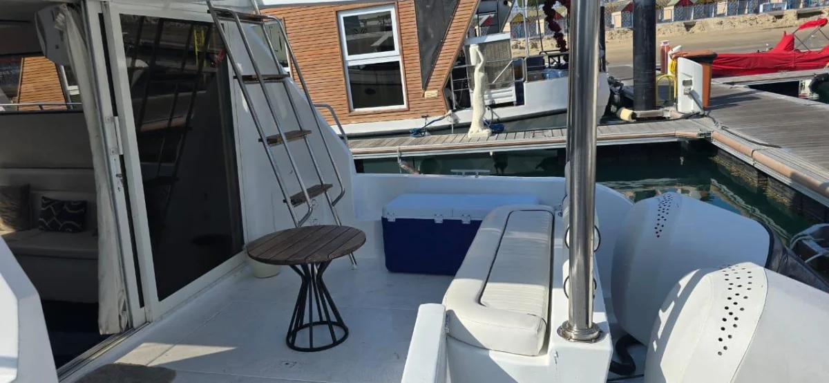 YACHT